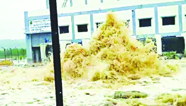 ಜಾಕ್ವೆಲ್ ಬಳಿ ಪೈಪ್ಲೈನ್ ಸೋರಿಕೆ; ಕೃಷಿ ಜಮೀನುಗಳಿಗೆ ನೀರು ನುಗ್ಗಿತು  
