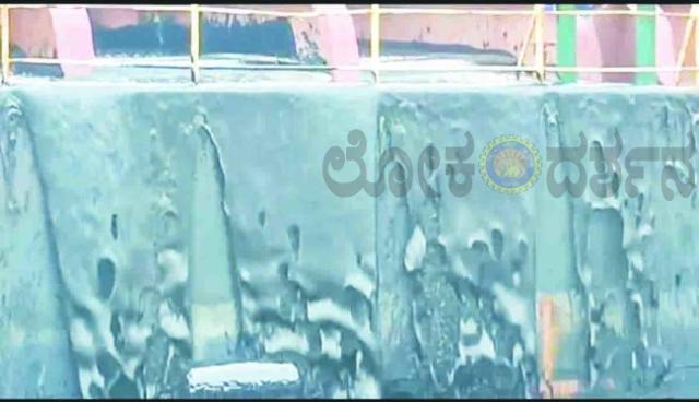 ಕಾರವಾರ ಬಂದರಿನಲ್ಲಿ ನಡೆದ ಘಟನೆ:ವಾಣಿಜ್ಯ ಹಡಗಿನಿಂದ ಡಾಂಬರು ಸೋರಿಕೆ