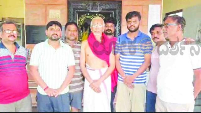 ಅಥಣಿ ಬ್ರಾಹ್ಮಣ ಸಮಾಜ ಟ್ರಸ್ಟ್‌ ಆಡಳಿತ ಮಂಡಳಿ ಸದಸ್ಯರಿಂದ ಶ್ರಮದಾನಕ್ಕೆ ಚಾಲನೆ. 