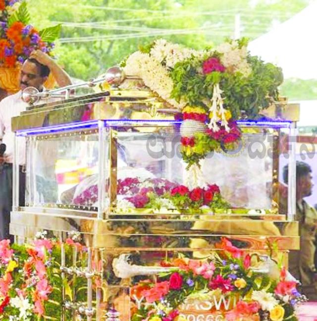 ಎಸ್. ಜಾನಕಿ ಅವರಿಗೆ ರಾಜ್ಯ ಗೌರವದೊಂದಿಗೆ ಅಂತ್ಯಕ್ರಿಯೆ; ಮೈಸೂರಿನಲ್ಲಿ ಸಾವಿರಾರು ಅಭಿಮಾನಿಗಳಿಂದ ಭಾವಪೂರ್ಣ ವಿದಾಯ