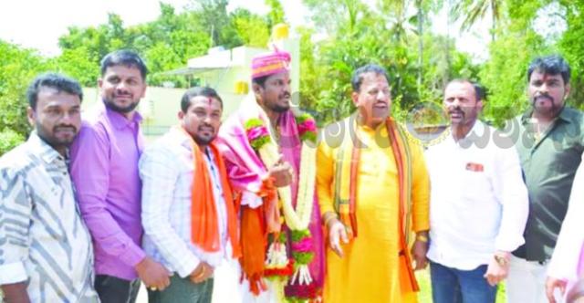 ಆರೋಪಿತ ರೌಡಿ ಶೀಟರ್ ಜನ್ಮದಿನಾಚರಣೆಯಲ್ಲಿ ಬಿಜೆಪಿ ಶಾಸಕ ಎಸ್.ಆರ್. ವಿಶ್ವನಾಥ್ ಭಾಗಿ; ಕರ್ನಾಟಕದಲ್ಲಿ ರಾಜಕೀಯ ವಿವಾದ