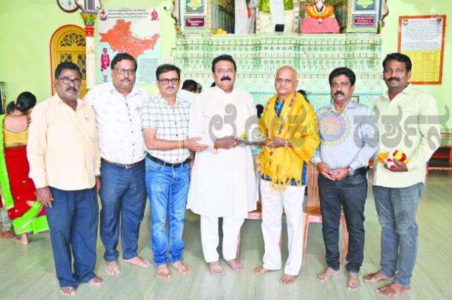 ಸಿದ್ಧಾರೂಢ ಮಠಕ್ಕೆ ಭೇಟಿ ನೀಡಿ ಆಶೀರ್ವಾದ ಪಡೆದ ದಕ್ಷಿಣ ಪಶ್ಚಿಮ ರೈಲ್ವೆಯ ಪಿಸಿಸಿಎಂ 