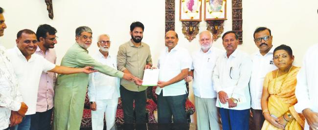 ಜೆಡಿಎಸ್ ಪಕ್ಷದ ಚಿಟಗುಪ್ಪಾ ತಾಲೂಕು ಅಧ್ಯಕ್ಷರಿಗೆ ನೇಮಕಾತಿ ಪತ್ರ ವಿತರಿಸಿದ ಮಾಜಿ ಸಚಿವ ಬಂಡೆಪ್ಪ ಖಾಶೆಂಪುರ್