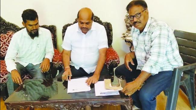 ಮಾಜಿ ಸಚಿವ ಬಂಡೆಪ್ಪ ಖಾಶೆಂಪುರ್ ನಿವಾಸಕ್ಕೆ ಭೇಟಿ ನೀಡಿ, ಗಣತಿ ನಮೂನೆ ವಿತರಿಸಿದ ಬಿಎಲ್‌ಒಗಳು 