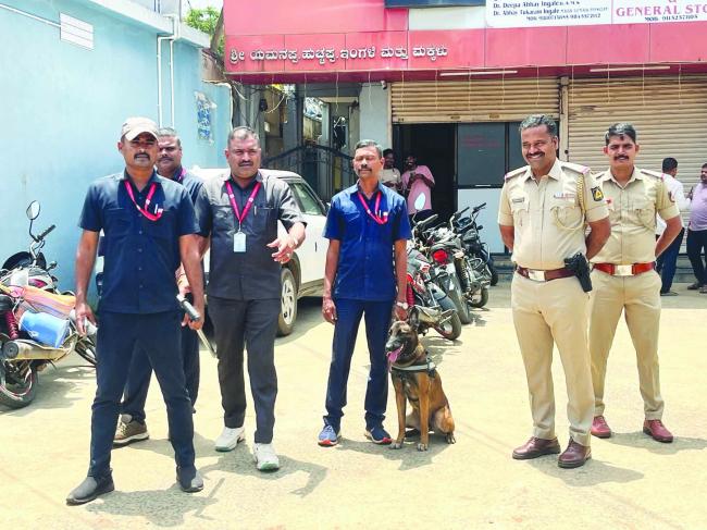 ಮಾದಕ ವಸ್ತುಗಳ ಸಾಗಾಟ ತಡೆಗೆ ಮುಂಡಗೋಡದಲ್ಲಿ ಡಾಗ್ ಸ್ಕ್ವಾಡ್ನಿಂದ ಕೊರಿಯರ್ ಪಾರ್ಸೆಲ್ಗಳ ತಪಾಸಣೆ  