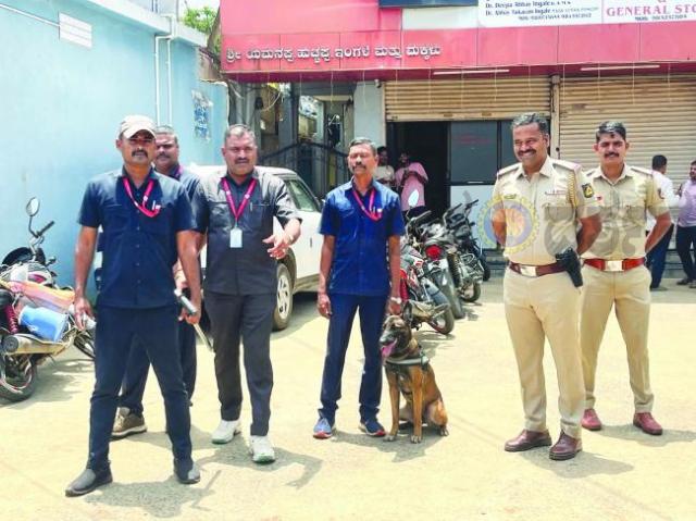 ಮಾದಕ ವಸ್ತುಗಳ ಸಾಗಾಟ ತಡೆಗೆ ಮುಂಡಗೋಡದಲ್ಲಿ ಡಾಗ್ ಸ್ಕ್ವಾಡ್ನಿಂದ ಕೊರಿಯರ್ ಪಾರ್ಸೆಲ್ಗಳ ತಪಾಸಣೆ 