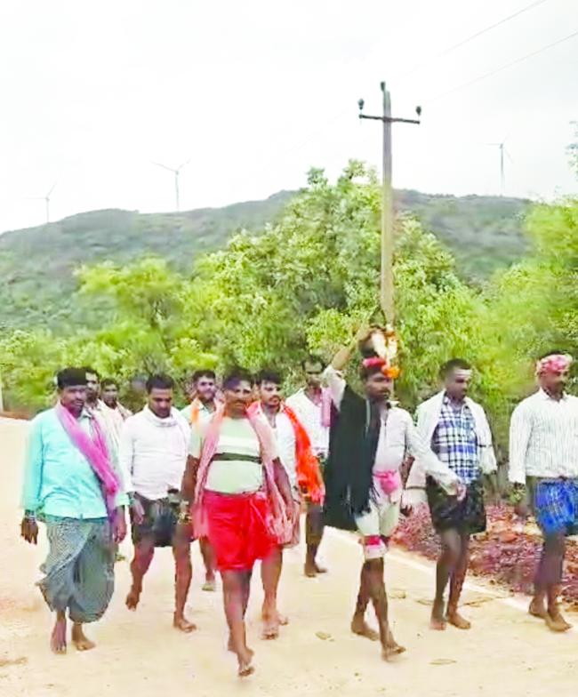 ಮಳೆಗಾಗಿ ಪಾದಯಾತ್ರೆ: ಗಂಗಾಜಲ ತಂದು ಗ್ರಾಮದ ದೇವರಿಗೆ ಜಲಾಭಿಷೇಕ 