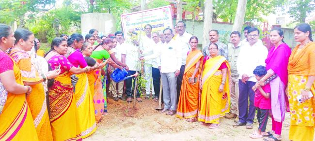 ಆರ್ಥಿಕವಾಗಿ ಸ್ವಾವಲಂಬಿಯಾಗಲು ಗೃಹ ಲಕ್ಷ್ಮೀ ಯೋಜನೆ ಸಹಕಾರಿ : ಮಣಕಟ್ಟಿ