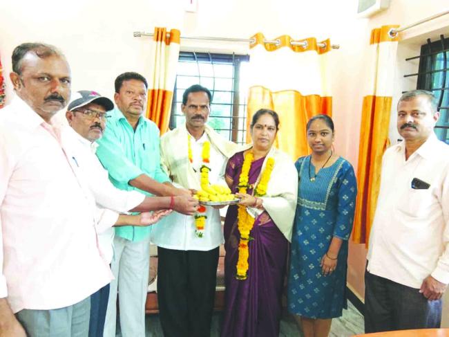 ನಿವೃತ್ತ ಶಿಕ್ಷಕ ನೀಲಪ್ಪ ಮಲ್ಲೂರ ಅವರಿಗೆ ಸನ್ಮಾನ 