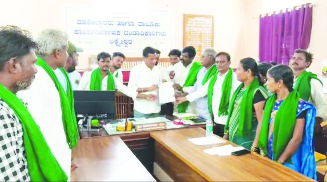 ಹಿರಿಯ ನಾಗರಿಕರಿಗೆ ವೃದ್ಧಾಪ್ಯ ವೇತನ ನೀಡುವಂತೆ ತಹಶೀಲ್ದಾರರಿಗೆ ಬಿ.ಟಿ. ಚಂದ್ರಶೇಖರ್ ಮನವಿ 