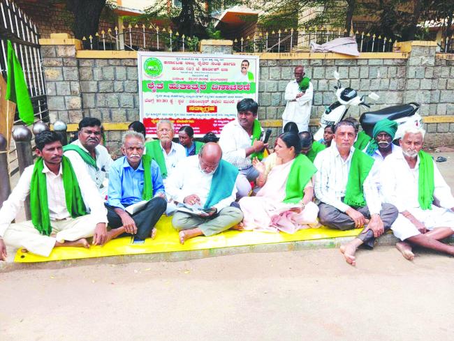 ಕರ್ನಾಟಕ ರಾಜ್ಯ ರೈತ ಸಂಘ ಹಾಗೂ ಹಸಿರು ಸೇನೆ ಜೆ. ಕಾರ್ತಿಕ್ ಸಂಘಟನೆ ಸರ್ಕಾರಕ್ಕೆ ಮನವಿ 