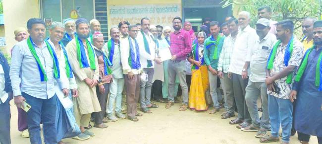 ಸ್ಲಂ ಪ್ರದೇಶಗಳಿಗೆ ವಿದ್ಯುತ್ ಸಂಪರ್ಕ ಕಲ್ಪಿಸಲು ಹೆಸ್ಕಾಂ ಅಧಿಕಾರಿಗಳ ನಿರ್ಲಕ್ಷ್ಯ ಖಂಡಿಸಿ ಪ್ರತಿಭಟನೆ  
