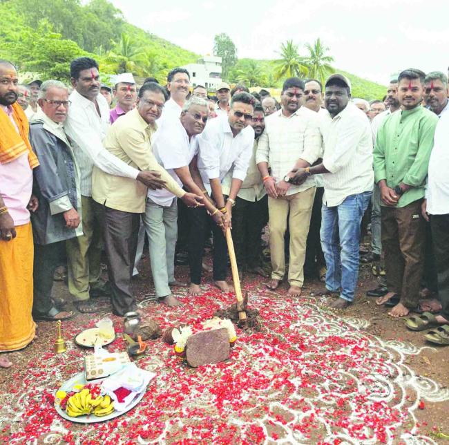 ಸುಳೇಭಾವಿಯಲ್ಲಿ ’ವೀರ ಮದಕರಿ ನಾಯಕ’ ಭವ್ಯ ಪ್ರತಿಮೆ ನಿರ್ಮಾಣಕ್ಕೆ ಚಾಲನೆ 