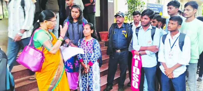 ಕೆಸಿಡಿ ಕಾಲೇಜಿನಲ್ಲಿ ಶುಲ್ಕ ಏರಿಕೆ ವಿರೋಧಿಸಿ ಎಐಡಿಎಸ್‌ಒ ಪ್ರತಿಭಟನೆ  