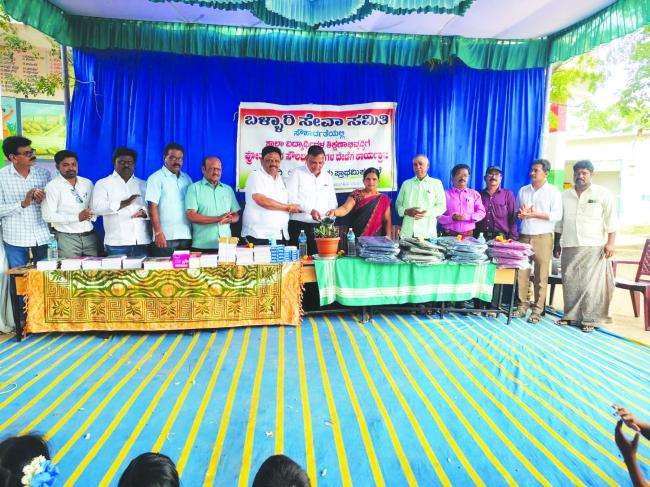 ಸರ್ಕಾರಿ ಶಾಲಾ ವಿದ್ಯಾರ್ಥಿಗಳಿಗೆ ಉಚಿತ ಕಲಿಕಾ ಸಾಮಗ್ರಿ ವಿತರಣೆ  
