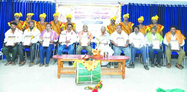 ಧಾರವಾಡದಲ್ಲಿ ವಿಜೃಂಭಣೆಯಿಂದ ನಡೆದ ’ಜಾನಪದ ವೈಭವ’ ಕಾರ್ಯಕ್ರಮ  