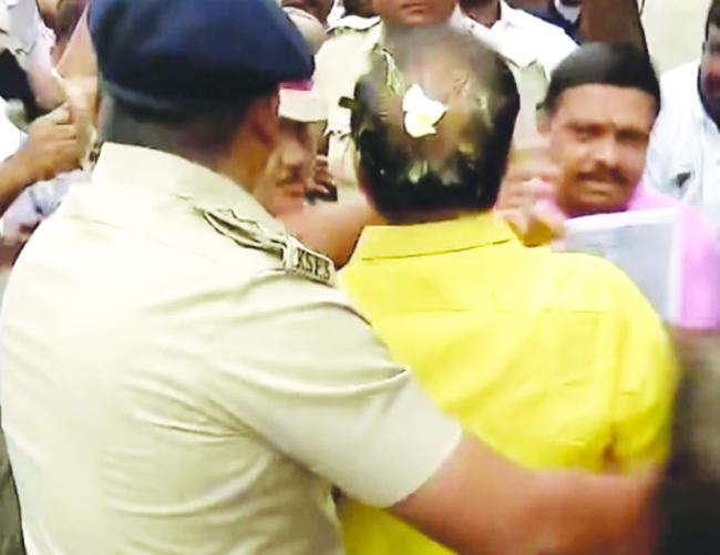 ಬಿಜೆಪಿ ಶಾಸಕನ ಮೇಲೆ ಮೊಟ್ಟೆ ದಾಳಿ ಆರೋಪ: ಬೆಂಗಳೂರು ಪ್ರತಿಭಟನೆ ವೇಳೆ 9 ಕಾಂಗ್ರೆಸ್ ಕಾರ್ಯಕರ್ತರ ಬಂಧನ