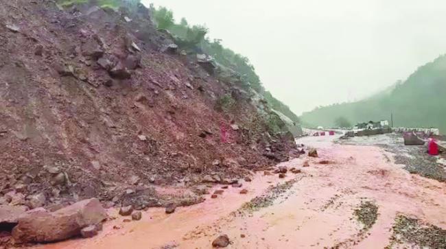 ಮಳೆಯಿಂದ ಭೂಕುಸಿತ: ಜಮ್ಮು-ಶ್ರೀನಗರ ರಾಷ್ಟ್ರೀಯ ಹೆದ್ದಾರಿ ಮೂರನೇ ದಿನವೂ ಸಂಚಾರಕ್ಕೆ ಬಂದ್