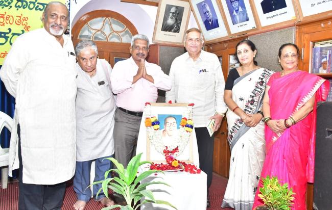  ಡಾ. ಆರ್‌.ವೈ. ಧಾರವಾಡಕರ್ ಜಯಂತಿ: ಭಾವಚಿತ್ರಕ್ಕೆ ಗೌರವ ನಮನ
