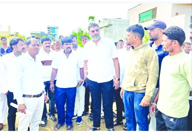 ಸಾರ್ವಜನಿಕರ ಅಹವಾಲು ಸ್ವೀಕರಿಸಿ ಸ್ಥಳ ಪರೀಶೀಲನೆ ನಡೆಸಿದ ಶಾಸಕ ವಿಶ್ವಾಸ ವೈದ್ಯ