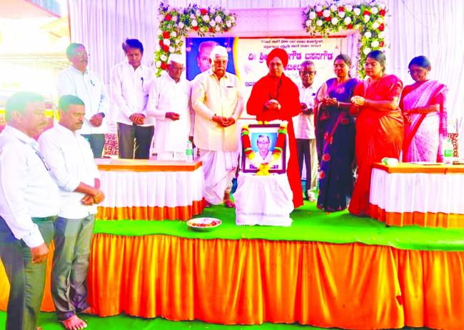 ಶರಣರ ಕೊಡುಗೆ ಅಪಾರ: ಚೆನ್ನವೀರ ಮಹಾಸ್ವಾಮೀಜಿ  
