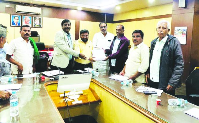 ಮತದಾರರ ಪಟ್ಟಿ ಸಮಗ್ರ ಪರಿಷ್ಕರಣೆ-2026: ಬಿಎಲ್‌ಒಗಳಿಗೆ ಇ-ಸಿ ಪತ್ರ ವಿತರಣೆ ಸೂಚನೆ  