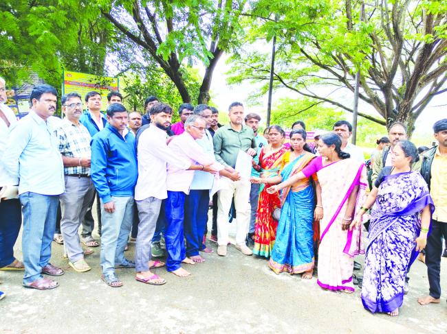 ಕನಿಷ್ಠ ವೇತನ ಜಾರಿಗೆ ಆಗ್ರಹಿಸಿ ಹೊರಗುತ್ತಿಗೆ ನೌಕರರ ಪ್ರತಿಭಟನೆ  