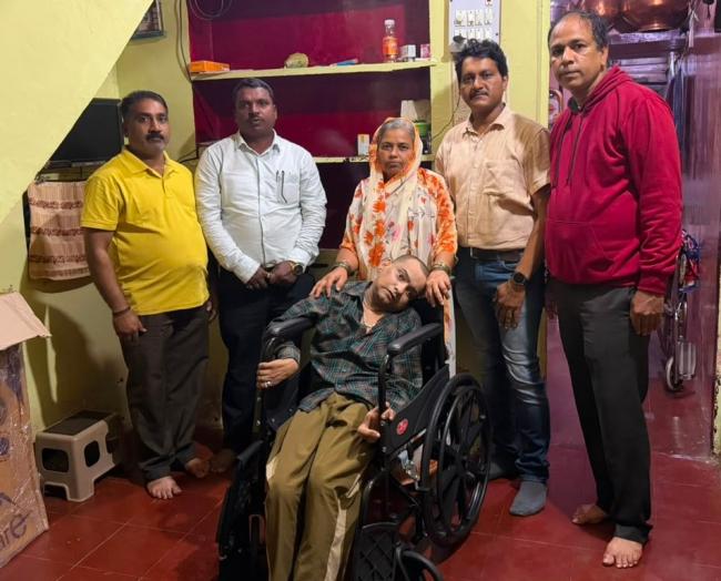 ಬಡ ಅಂಗವಿಕಲ ಸರ್ಫರಾಜ್ ಬಿಸ್ತಿಗೆ ಫೇಸ್‌ಬುಕ್ ಫ್ರೆಂಡ್ಸ್ ಸರ್ಕಲ್ ತಂಡದಿಂದ ಹೊಸ ವೀಲ್‌ಚೇರ್ ಉಡುಗೊರೆ