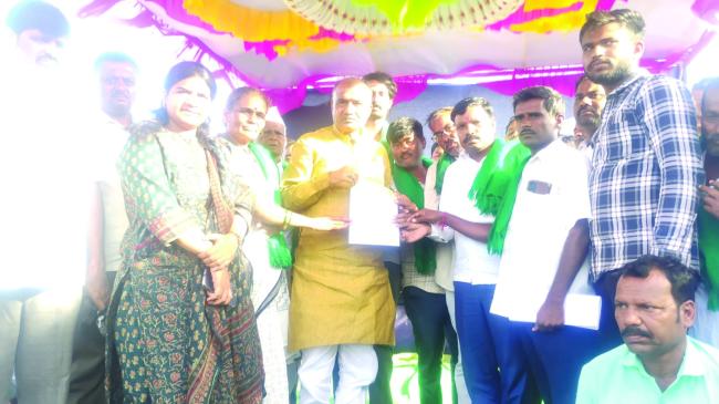 ಶಾಸಕರಿಂದ ಮನ ಒಲಿಕೆ: ಹೋರಾಟ ತಾತ್ಕಾಲಿಕ ಮುಂದೂಡಿಕೆ   