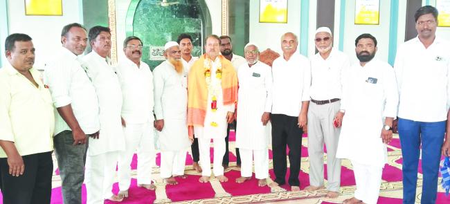 ಜಾಮಿಯಾ ಮಸೀದಿಗೆ ಶಾಸಕ ನಾಡಗೌಡ ಭೇಟಿ 