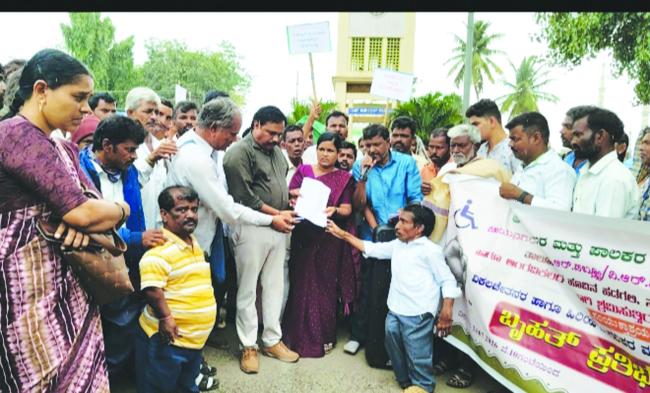 ಹೂವಿನಹಡಗಲಿಯಲ್ಲಿ ವಿಶೇಷಚೇತನರು, ಹಿರಿಯ ನಾಗರಿಕರಿಂದ ಪ್ರತಿಭಟನೆ  