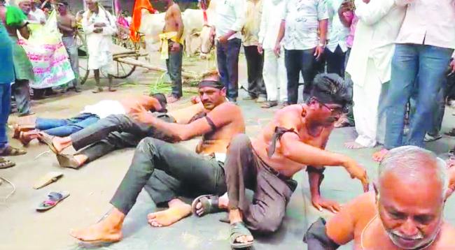 ಏಲಕಲಮಟ್ಟಿ ಏತ ನೀರಾವರಿ ದಶಕಗಳಿಂದ ನೆನೆಗುದಿಗೆ ಪ್ರಾರಂಭಕ್ಕೆ ಆಗ್ರಹಿಸಿ ರೈತರಿಂದ ಹೆದ್ದಾರಿ ತಡೆ