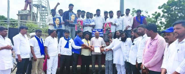 ನೀಟ್ ಪರೀಕ್ಷೆ ಪ್ರಶ್ನೆಪತ್ರಿಕೆ ಸೋರಿಕೆ ಖಂಡಿಸಿ ಪ್ರತಿಭಟನೆ: ಮನವಿ  
