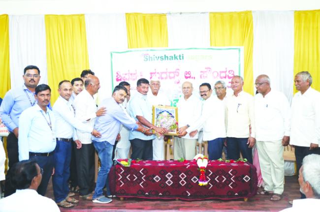 ರೈತರೊಂದಿಗೆ ಸಂವಾದ ನಡೆಸಿದ ಡಾ. ಪ್ರಭಾಕರ ಕೋರೆ  