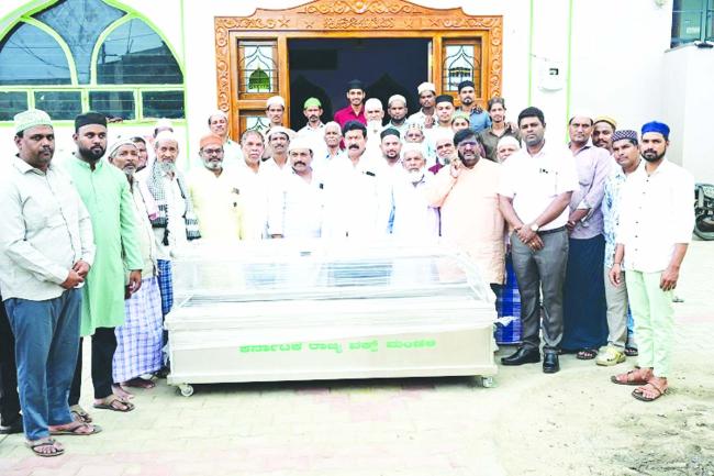 ಜುಮ್ಮಾ ಮಸೀದಿಗೆ ಶವ ಸಂರಕ್ಷಣಾ ಫ್ರೀಜರ್ ಪೆಟ್ಟಿಗೆ ವಿತರಣೆ     