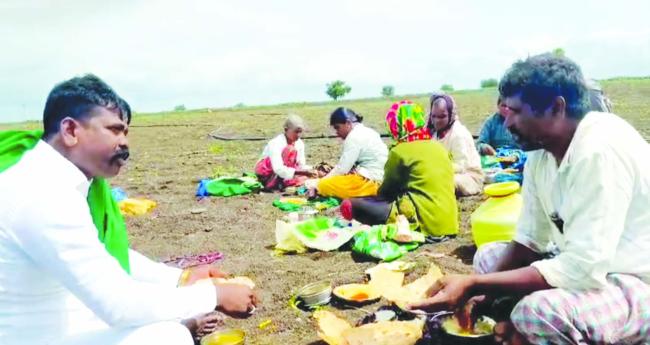 ಜಮೀನಿನಲ್ಲಿ ರೈತರ ಸಮಸ್ಯೆ ಆಲಿಸಿದ ಬಿ.ಟಿ. ಚಂದ್ರಶೇಖರ್