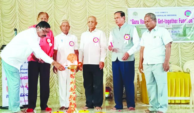 50 ವರ್ಷಗಳ ಬಳಿಕ ಗುರುಗಳಿಗೆ ಸನ್ಮಾನ: ಶಿಷ್ಯರ ಕೃತಜ್ಞತೆಗೆ ಸಾಕ್ಷಿಯಾದ ಗುರುವಂದನಾ ಕಾರ್ಯಕ್ರಮ  
