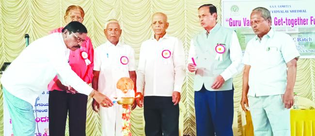 ಸನ್ಮತಿ ವಿದ್ಯಾಲಯದಲ್ಲಿ ಗುರುವಂದನೆ, ಸ್ನೇಹಮಿಲನ ಕ್ಷಮಿಸುವ, ಕ್ಷೇಮೆ ಕೇಳುವ ಗುಣ ಗುರುವಿನಲ್ಲಿ ಮಾತ್ರ ಕಾಣಬಹುದು: ಎ.ಬಿ. ಪಾಟೀಲ 