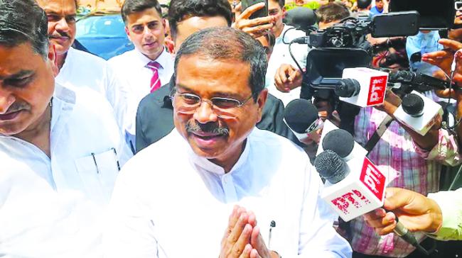 ರಾಜೀನಾಮೆಯ ಬಳಿಕ ಮೊದಲ ಬಾರಿಗೆ ಸಂಸತ್ತಿಗೆ ಆಗಮಿಸಿದ ಧರ್ಮೇಂದ್ರ ಪ್ರಧಾನರಿಗೆ ಎನ್‌ಡಿಎ ಸಂಸದರಿಂದ ಭವ್ಯ ಸ್ವಾಗತ