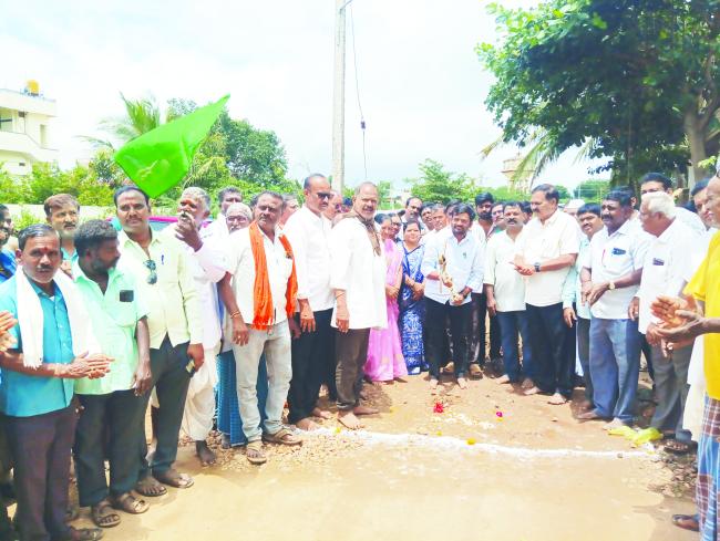 ಶಿಗ್ಗಿ ಗ್ರಾಮದಲ್ಲಿ ಸಿಸಿ ರಸ್ತೆ ನಿರ್ಮಾಣಕ್ಕೆ ಶಾಸಕ ಡಾ. ಚಂದ್ರು ಲಮಾಣಿ ಭೂಮಿಪೂಜೆ