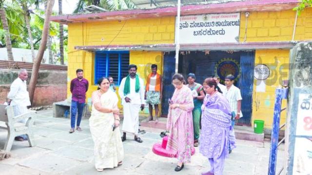 ಜ್ವರ ಪ್ರಕರಣ ಹೆಚ್ಚಳ ಹಿನ್ನೆಲೆ ಬಸರಕೋಡು ಗ್ರಾಮಕ್ಕೆ ಜಿಲ್ಲಾ ಆರೋಗ್ಯಾಧಿಕಾರಿಗಳ ಭೇಟಿ  