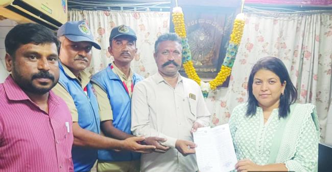 ಪ್ರವಾಹದ ವೇಳೆ ಸಮಯಪ್ರಜ್ಞೆ ಮೆರೆದ ಯಲ್ಲಮ್ಮನಗುಡ್ಡದ ಗೃಹರಕ್ಷಕ ಸಿಬ್ಬಂದಿಗೆ ಸಾರ್ವಜನಿಕರ ಮೆಚ್ಚುಗೆ  