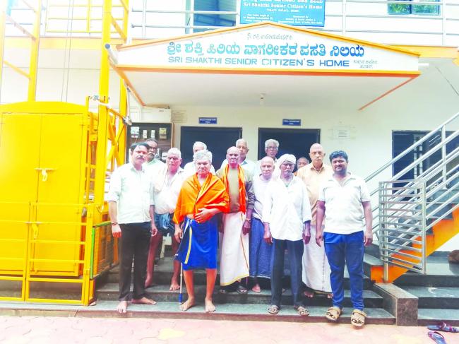 ವೃದ್ಧಾಶ್ರಮದ ಹಿರಿಯರಿಗೆ ಉಚಿತ ಹೇರ್ ಕಟಿಂಗ್, ಶೇವಿಂಗ್ ಸೇವೆ  