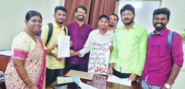 ಆಗಸ್ಟ್‌ 2ರ ಪರೀಕ್ಷೆ: ಒಂದೇ ಕೇಂದ್ರದಲ್ಲಿ ಆರ​‍್ಿಸಿ ಹಾಗೂ ಕಲ್ಯಾಣ ಕರ್ನಾಟಕ ಪರೀಕ್ಷೆ ನಡೆಸಲು ಅಭ್ಯರ್ಥಿಗಳ ಮನವಿ  