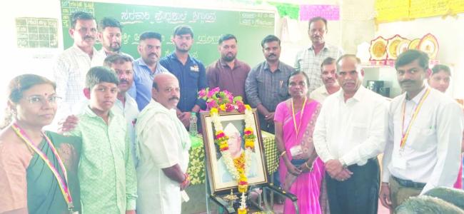 ತಂದೆ-ತಾಯಿಯನ್ನು ಸ್ಮರಿಸುವ ಕಾರ್ಯ ಶ್ರೇಷ್ಠ: ಬಿಇಒ ಎಂ.ಬಿ. ಅಂಬಿಗೇರ  