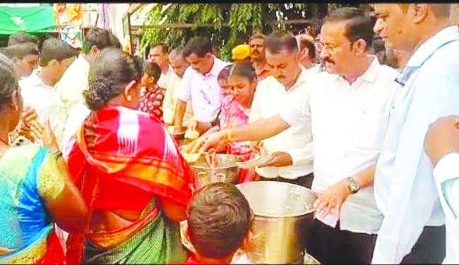 ಎಬಿಡಿ ಫೌಂಡೇಶನ್ ಬಳಗದಿಂದ ಪ್ರಸಾದ ಸೇವೆ  