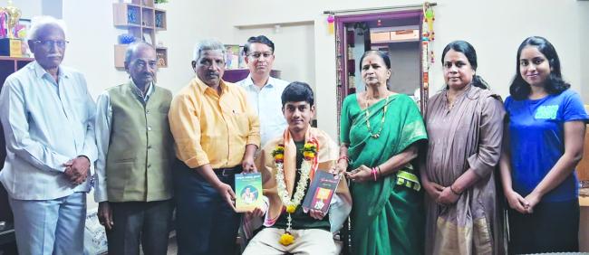 ಜೆಇಇ ಅಡ್ವಾನ್ಸ್ನಲ್ಲಿ ಸಾಧನೆ ಮಾಡಿದ ಓಂಕಾರ ಹುನಗುಂದಗೆ ಸನ್ಮಾನ  