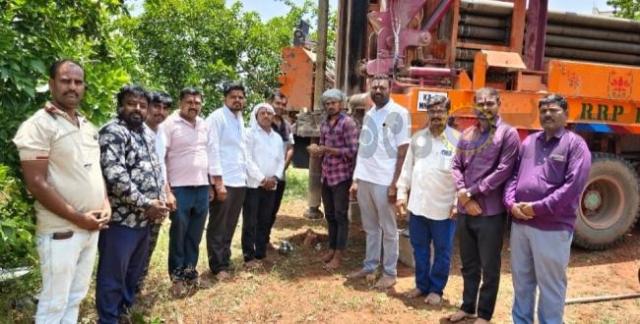 ಶಾಸಕರ ಸಹಾಯ ಧನದಿಂದ ಕೊಳವೆಬಾವಿ