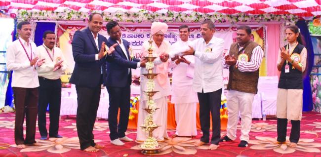 ಅಂಕಗಳ ಜೊತೆಗೆ ಉತ್ತಮ ವ್ಯಕ್ತಿತ್ವ ಬೆಳೆಸಿಕೊಳ್ಳಿ: ಡಾ. ಶಿಲಾಧರ ಜಾಧವ  