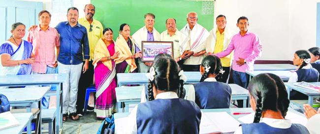 ಗುರುವಂದನೆ ಕಾರ್ಯಕ್ರಮ: ಹಳೆಯ ವಿದ್ಯಾರ್ಥಿಗಳಿಂದ ಶಿಕ್ಷಕರಿಗೆ ಸನ್ಮಾನ  